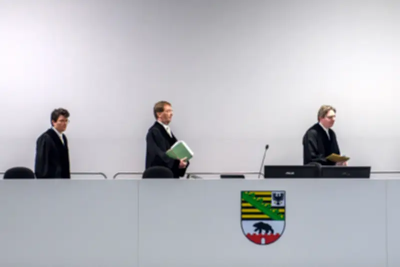 Prozess zum Weihnachtsmarkt-Anschlag: Angeklagter wird in Gerichtssaal getragen