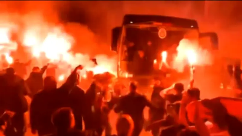 Pyro-Wahnsinn in Liverpool: Galatasaray-Fans heizen vor Champions-League-Rückspiel ein