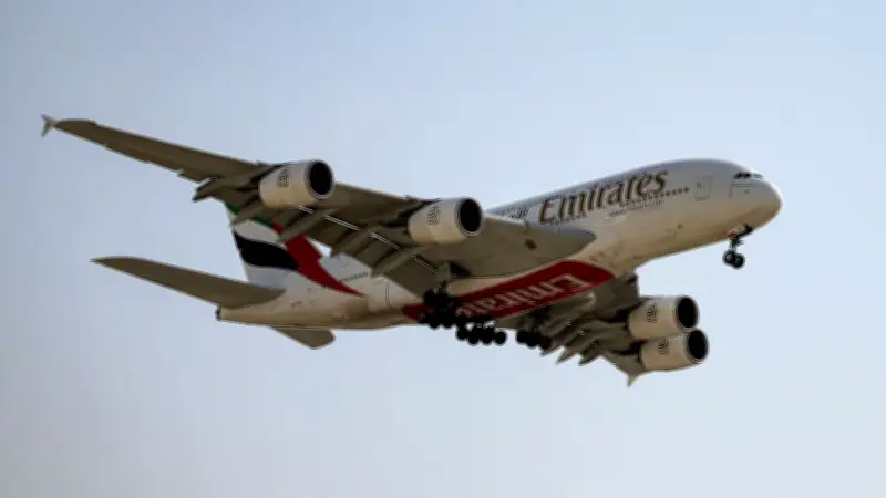 Raketenalarm in Dubai: Emirates-A380 muss Landung abbrechen - Urlauber kehren zurück