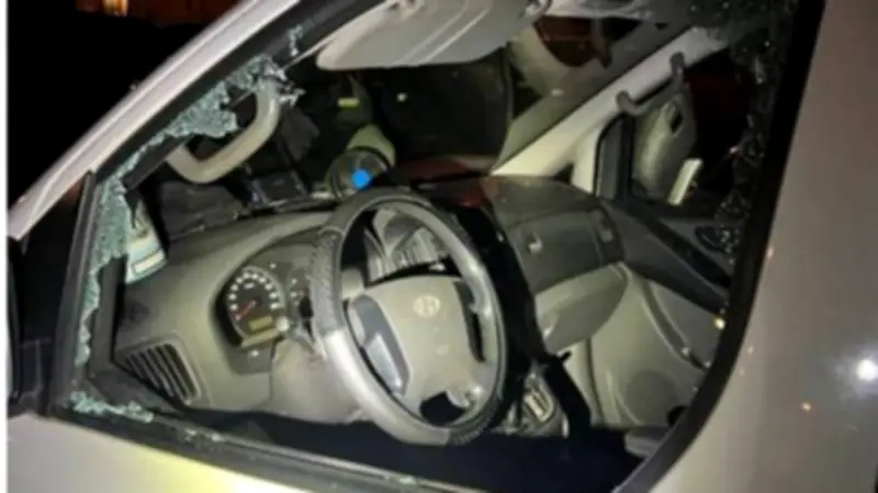 Randalierer zerstört Autoscheibe in Neustadt-Glewe - Polizei bittet um Zeugenhinweise