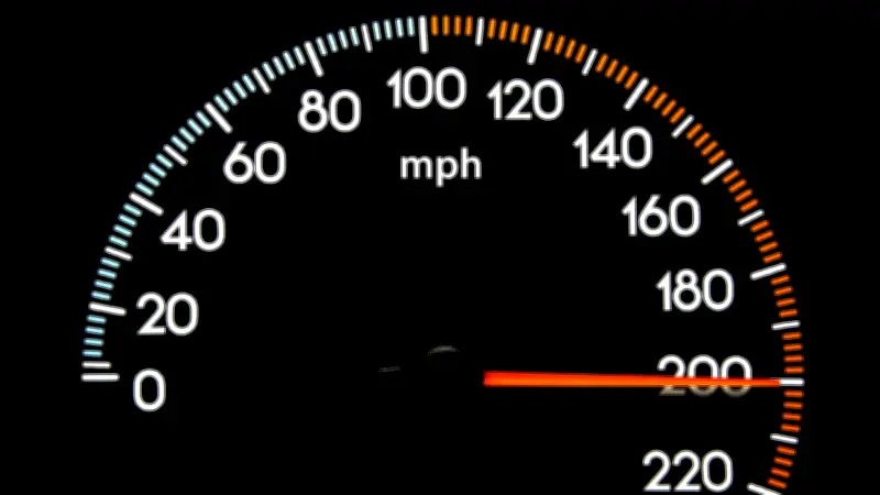 Raser (19) rast mit 200 km/h über A3: Vier Jugendliche im Auto, Fahrverbot ignoriert