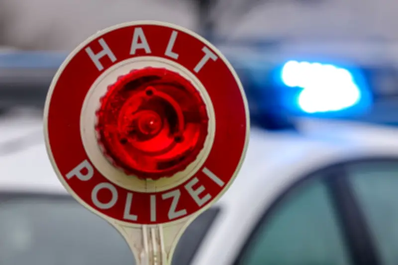 Raserei in Niedersachsen: Autofahrer flüchtet mit 166 km/h in 70er-Zone