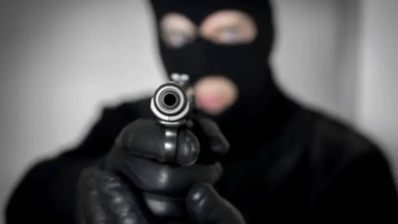 Raub in Magdeburg gescheitert: Täter verwechseln Fluchtauto und flüchten