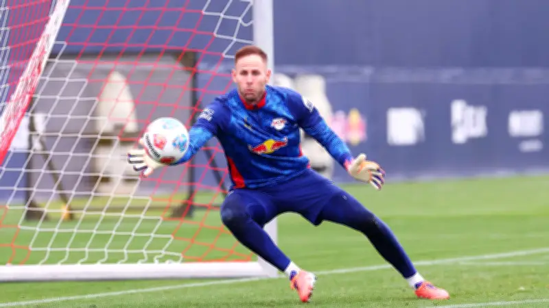 RB Leipzigs Torwart Peter Gulacsi plant sein Comeback nach Knieverletzung