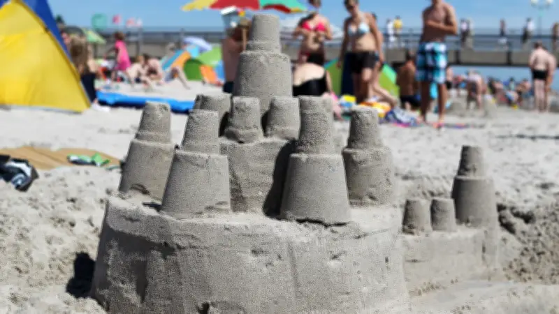 Regelwut an der Ostsee: Sandburgen genau geregelt - Höhe, Breite und Tunnel verboten