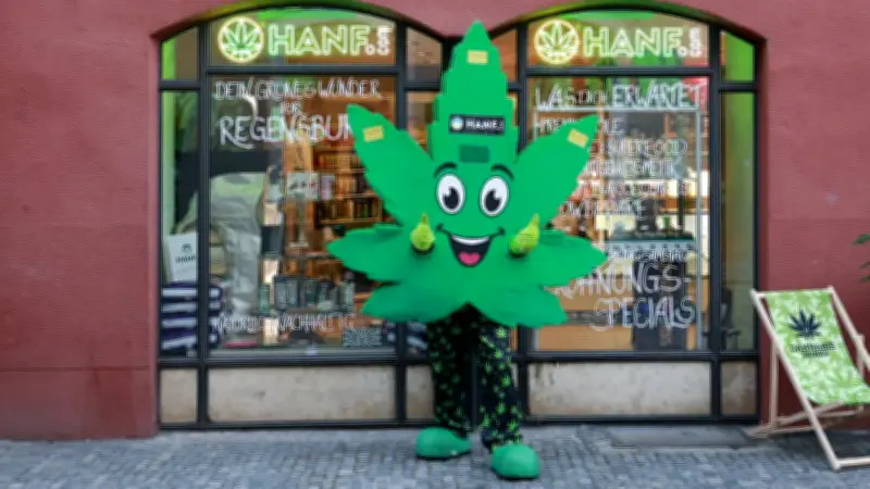 Regensburg: Ordnungsamt stoppt tanzendes Hanfblatt-Maskottchen bei Laden-Eröffnung