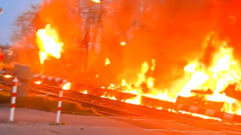 Regionalzug kollidiert mit Autotransporter: Feuer am Bahnübergang in Insheim