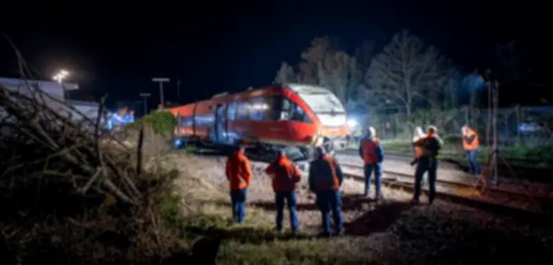 Regionalzug kollidiert mit Transporter in Südpfalz – Mehrere Verletzte und hoher Sachschaden