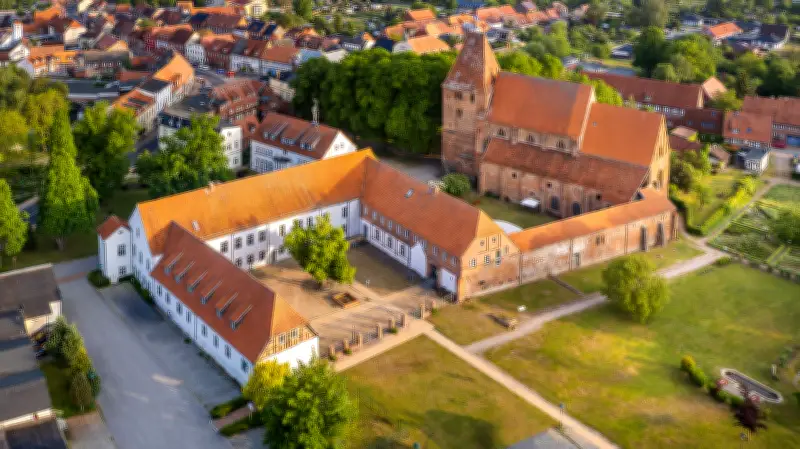 Rehna wird offiziell zur Klosterstadt: Titelverleihung durch Innenminister Pegel im März 2026