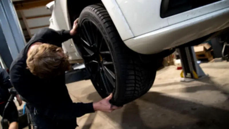 Reifenwechsel: Gerichtsurteil klärt Haftung bei vergessenen Radmuttern