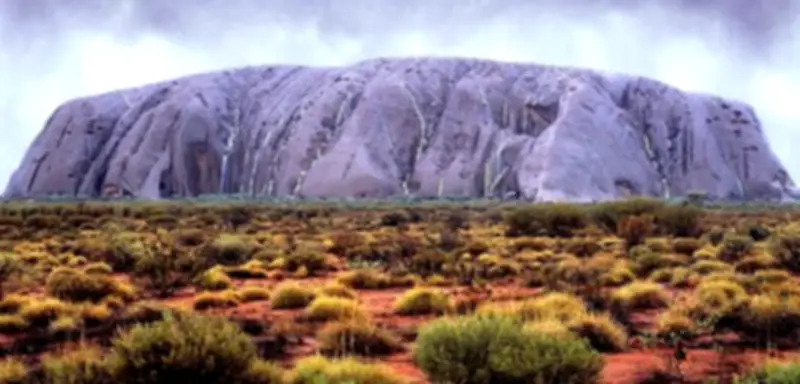 Rekordregen in Australiens Wüste: Wasserfälle am heiligen Uluru sorgen für spektakuläre Bilder