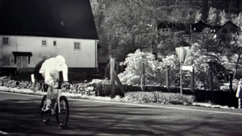 Rennrad-Raser in Tempo-30-Zone geblitzt: Mit 59 km/h durch Schulbereich