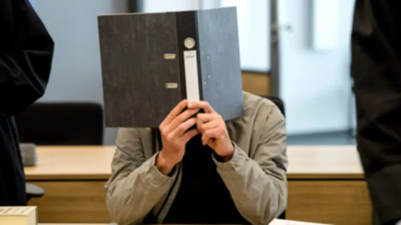 Richter verhängt Beugehaft: Antifa-Zeuge nach Aussageverweigerung im Gerichtssaal festgenommen