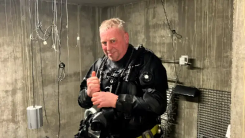 Roger Mader: Der meistfotografierte Taucher im Müritzeum reinigt Scheiben für Besucher