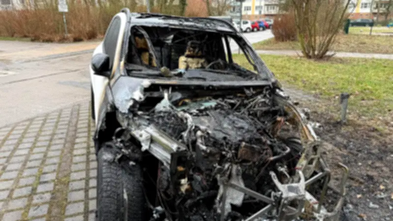 Rostock: Luxus-Mercedes und Seat bei Brandstiftung komplett zerstört - Polizei sucht Zeugen