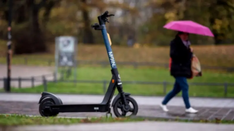 Rostock schafft feste Abstellflächen: So will die Stadt E-Roller-Chaos beenden