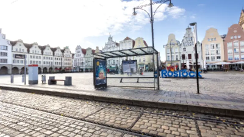 Rostock vergibt Außenwerberechte: Weniger Werbeflächen, mehr digitale Haltestellen