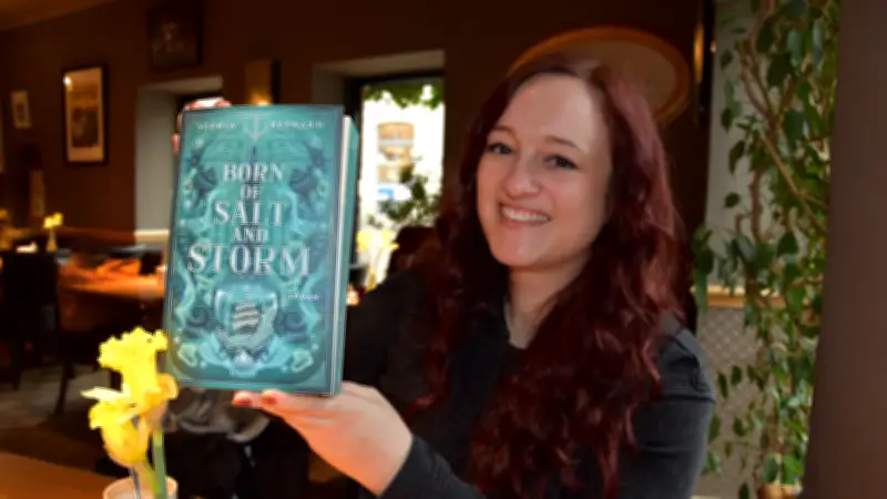 Rostocker Autorin erschafft Fantasy-Welt an der Ostsee: Debütroman vereint Küstenmagie mit New Adult