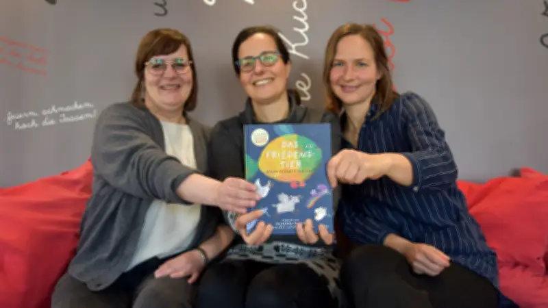 Rostocker Friedenstier-Projekt wächst: Über 600 Kinder setzen Hoffnungszeichen