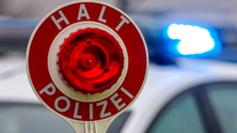 Rostocker Polizeikontrolle: 19-Jähriger ohne Führerschein und mit manipulierten Kennzeichen erwischt
