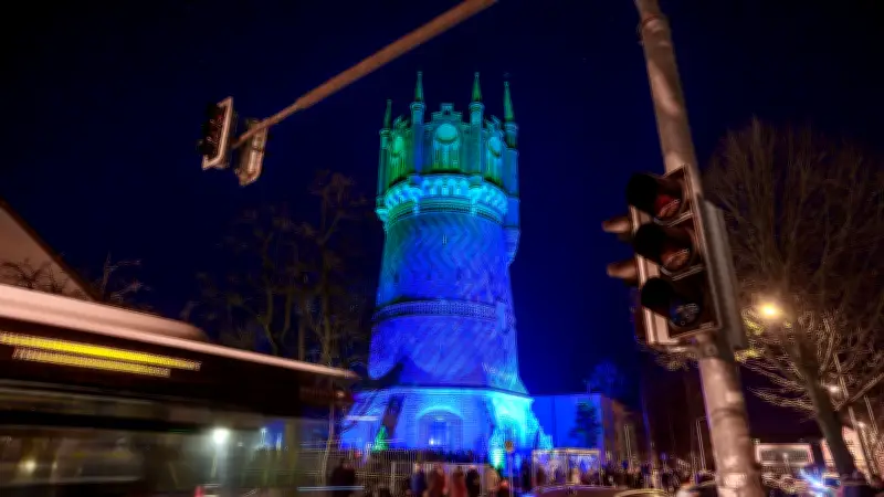 Rostocker Wasserturm erstrahlt nach elf Millionen Euro Sanierung in bunten Farben