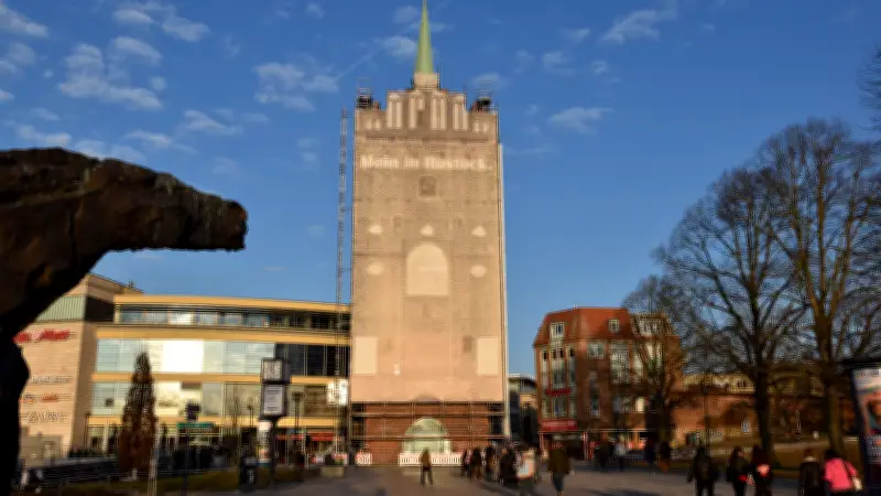 Rostocks Wahrzeichen in Not: Umfangreiche Sanierung des Kröpeliner Tors gestartet