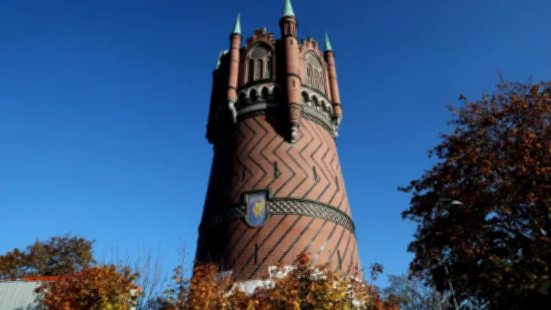 Rostocks Wasserturm erstrahlt zum Weltwassertag in neuem Licht