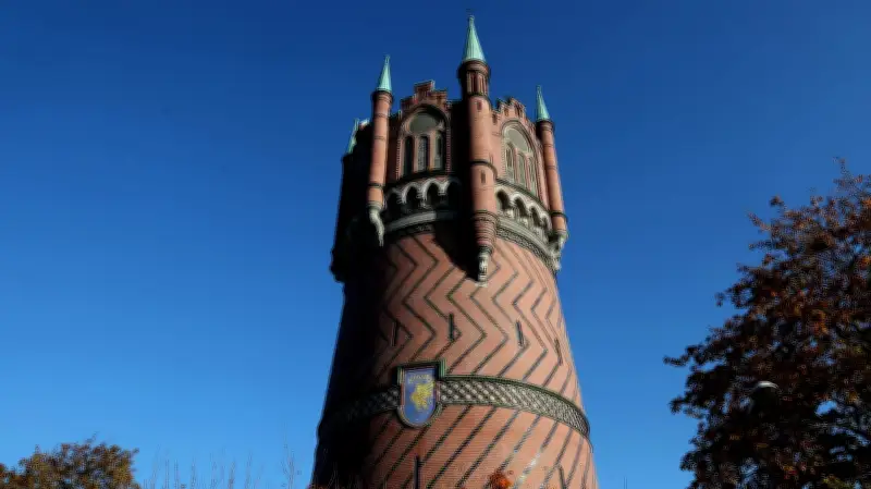 Rostocks Wasserturm erstrahlt zum Weltwassertag in spektakulärem Licht