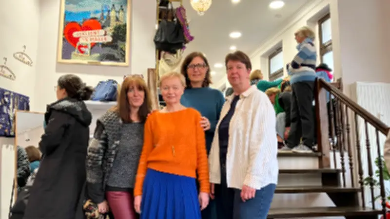 Rot Couture in Halle: Second-Hand-Laden feiert Frühlingsfest und belebt Innenstadt