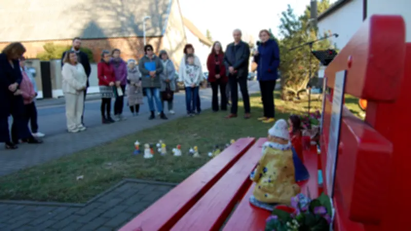 Rote Bank in Weißenfelser Ortsteilen: Symbol gegen Gewalt an Frauen wandert