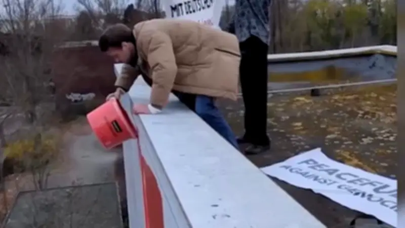 Rote Farbe gegen Rheinmetall: Aktivisten besetzen Dach in Berlin