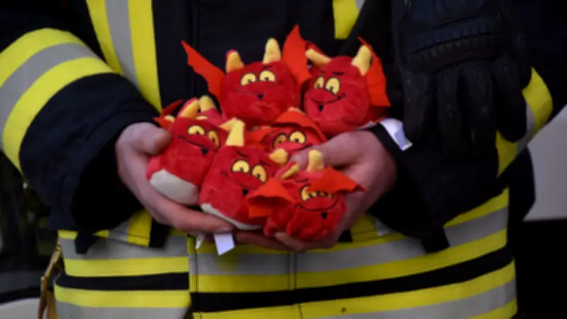 Rote Teufelchen als Glücksbringer: Perleberger Feuerwehr erhält emotionale Unterstützung
