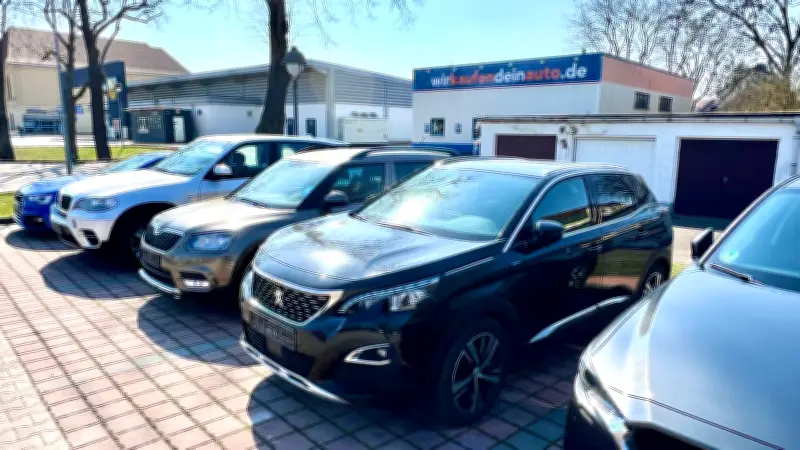 Rätselhafte Ansammlung: Warum immer mehr abgemeldete Autos auf Bernburger Lidl-Parkplatz stehen