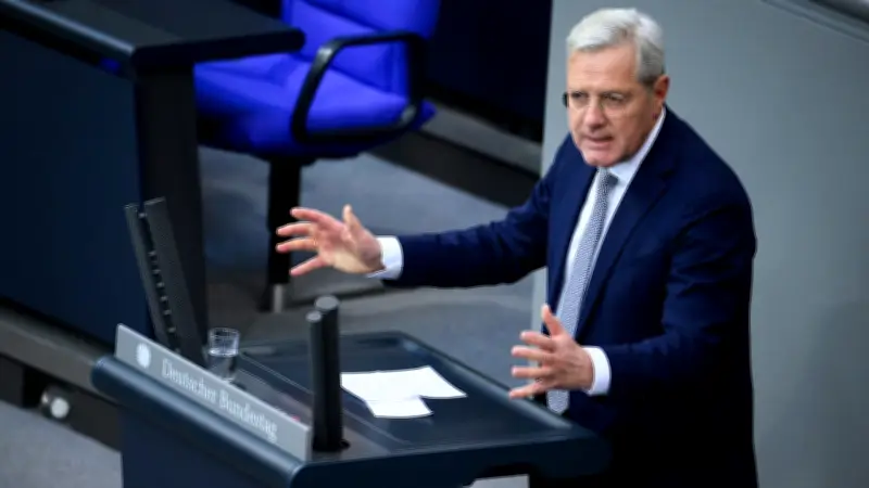 Röttgen warnt vor Worst-Case-Szenario im Iran-Krieg und hält Regime-Sturz für möglich