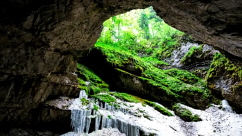 Rumäniens unterirdischer Gletscher: Ein Naturwunder wächst seit Jahrtausenden