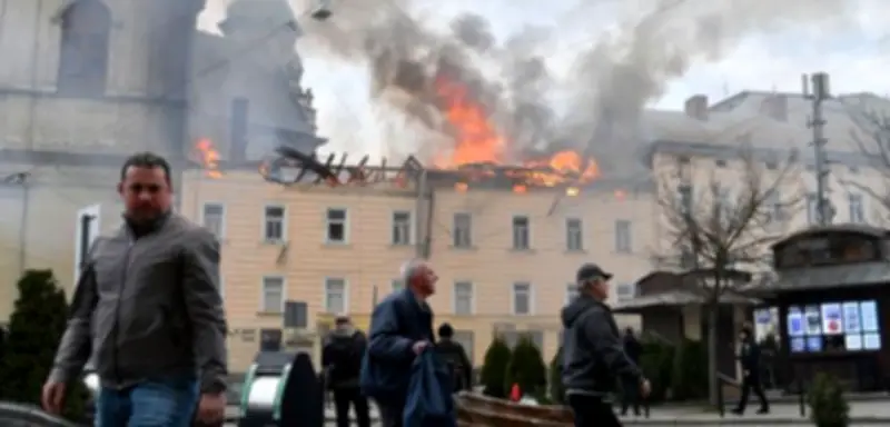 Russland attackiert Ukraine mit massivem Drohnenangriff bei Tag - Verletzte und Welterbe-Schäden in Lwiw