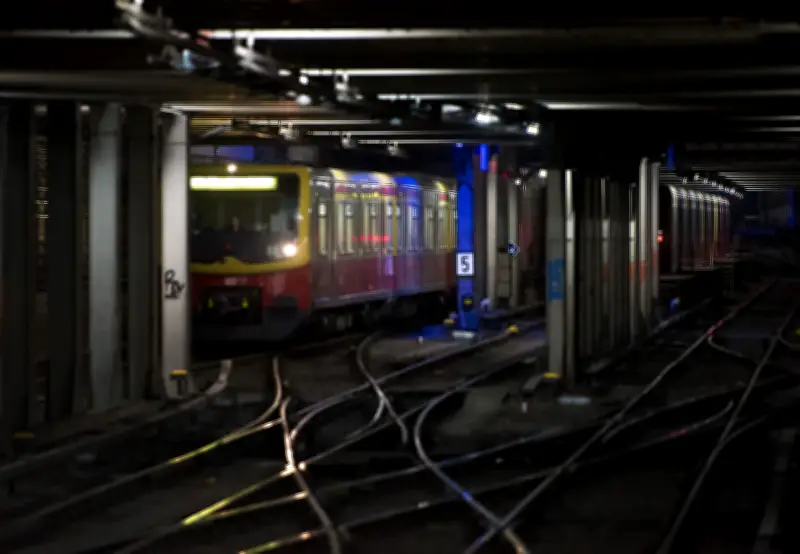 S-Bahn-Verkehr am Potsdamer Platz durch Unbekannten gestört - Polizeieinsatz löst Sperrung aus