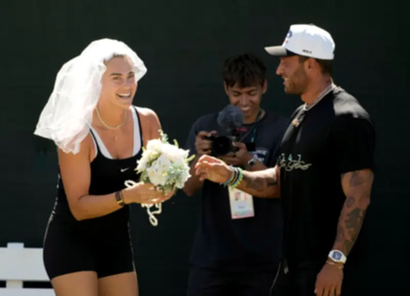 Sabalenka trägt Brautschleier beim Training in Indian Wells - Verlobter lacht mit