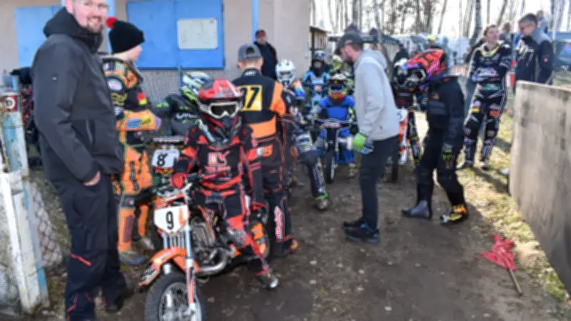 Saisonstart auf dem Mecklenburgring: Motorenheulen und Nachwuchstalente in Parchim