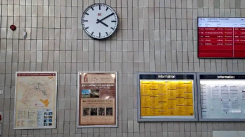 Sangerhäuser Bahnhofsuhr läuft wieder: SWG senkt Reparaturkosten drastisch