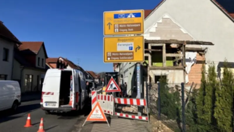 Sanierungsdrama in Mirow: Einsturzgefährdeter Giebel zwingt Feuerwehr zum Einsatz