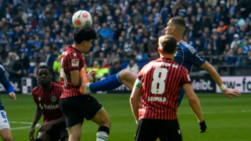 Schalke tobt nach Dzeko-Rot: Tritt in den Bauch sorgt für Eklat im Spitzenspiel