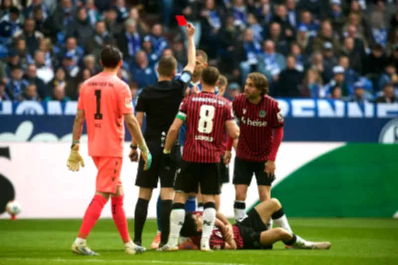 Schalke verspielt 2:0-Führung: Dzeko-Rot kostet Sieg gegen Hannover