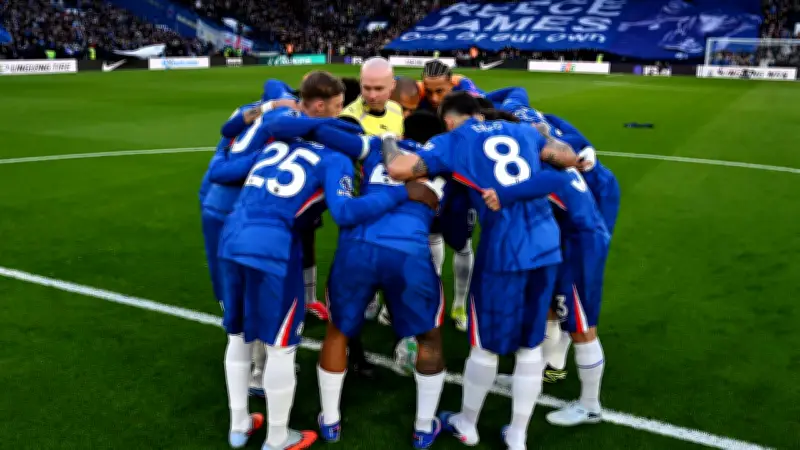 Schiedsrichter im Mannschaftskreis: Chelsea-Ritual sorgt für kuriose Premier-League-Szene