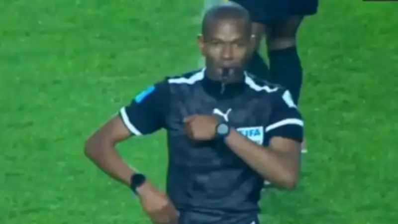 Schiedsrichter Issa Sy wird im Netz gefeiert: Spektakuläre Aktion beim Schlusspfiff