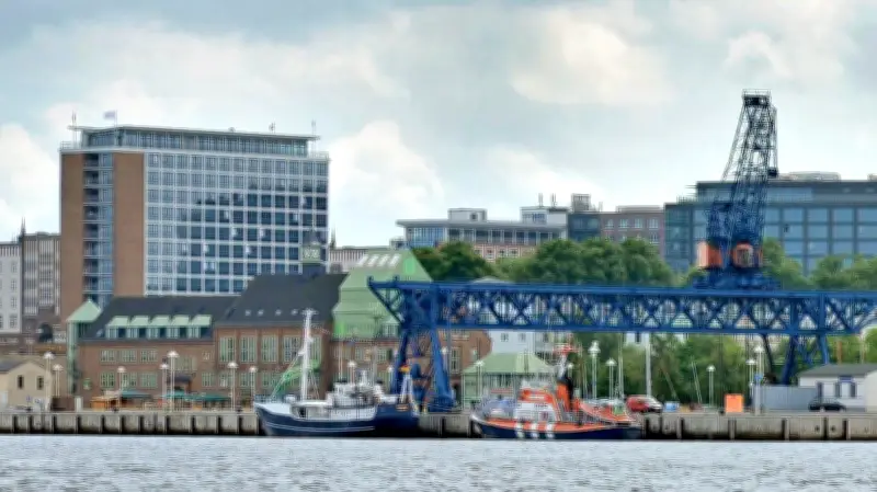 Schillernder Film auf Warnow löst Feuerwehreinsatz in Rostock aus