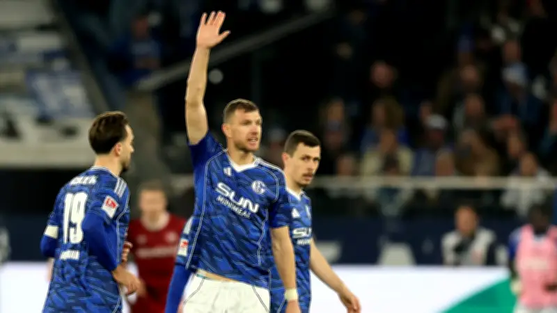 Schmerzhafter Sieg: Schalke bangt um verletzten Superstar Edin Dzeko