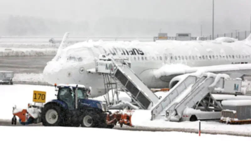 Schneechaos in München: Lufthansa zahlt nur 10,93 Euro Entschädigung für Nacht im Flieger