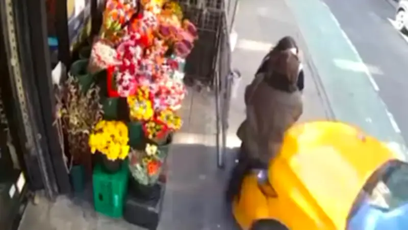 Schock in New York: Taxifahrer rast in zwei Frauen vor Deli