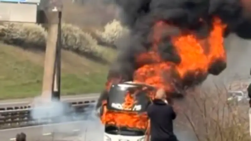 Schock vor Carabao-Cup-Finale: Fanbus von Manchester City gerät auf M6 in Flammen
